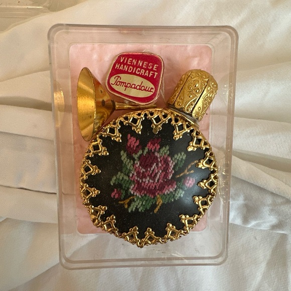 Vintage Viennese petite point perfume bottle, funnel, case. Pompadour Austria. - Picture 8 of 8